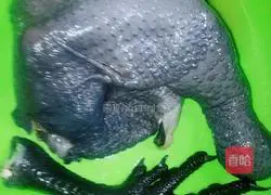 Illustration of how to make black-bone chicken and thunder gong root soup 3