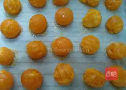 Egg yolk and bean paste mooncakes Practice illustration 5