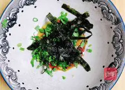 Illustration of how to stew seaweed and three fresh wontons 13