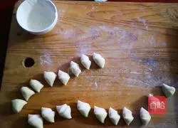Illustration of how to make bean and beef dumplings 14