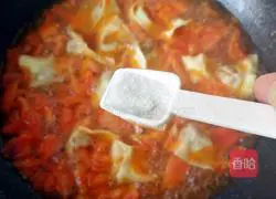 Illustration of how to make fresh meat wontons with tomato sauce 18