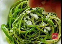 Illustration of how to make cold garlic sprouts 5