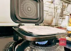 Illustration of how to make watermelon glutinous rice pancakes 8