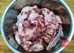 Illustration of how to make sour radish and duck soup 1