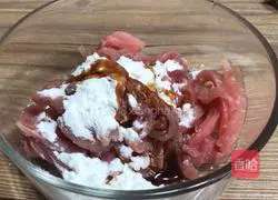 Illustration of how to make noodles with shredded pork in sauce 2