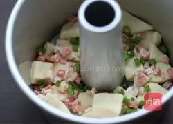 Illustration of how to make shredded onion and bacon shredded buns 11