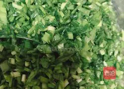 Illustration of how to make homemade leek and egg wontons 1