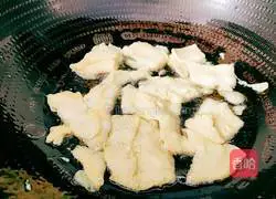 Illustration of how to make tomato, egg and meatball soup 11