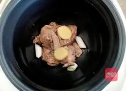 Illustration of how to make radish, corn and chicken soup 5