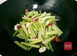 Illustration of how to stir-fry celery and dried celery 6