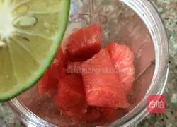 Illustration of how to make watermelon lime drink 5
