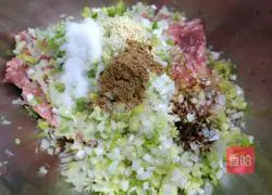  Illustration of how to make dumplings stuffed with dried radish leaves and pork stuffing 3