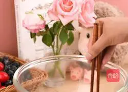 Illustration of how to add a romantic touch to breakfast with real rose steamed buns 1