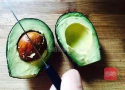 Illustration of how to make avocado milkshake 2