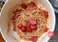 Illustration of how to make tomato and lettuce pasta 7