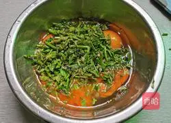 Illustration of how to make Chinese toon scrambled eggs 12