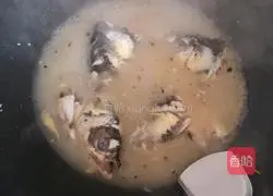 Illustration of how to make douban fish head and tofu soup 4