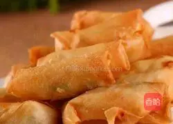Illustration of how to make toon bud spring rolls 1