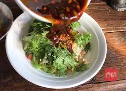 Illustration of how to make spicy cold skin 17