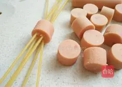 Illustration of how to make tomato sauce beef sausage pasta 1