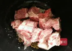 Illustration of how to make mung bean and kelp pork ribs soup 2