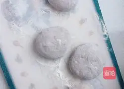 Illustration of how to make black rice and sesame cakes 6