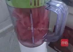 Illustration of how to make watermelon juice 2