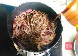 一Illustrations of how to cook fried noodles that are so delicious that they are so fragrant that they are so delicious that they are so delicious that they are so delicious that they are so delicious to the soul.11