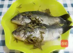 Illustration of how to make braised crucian carp soup 2