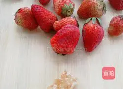 Yellow Rock Sugar Strawberry Drink Recipe Illustration 1