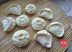 Illustration of how to make steamed buns stuffed with chives 12