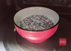 Illustration of how to make black corn rose milk drink 4