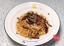 Illustration of spicy and sour scallion noodles 5