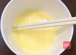 Illustration of how to make banana egg pancake 3