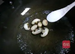 Illustration of how to make shrimp and duck blood soup 7