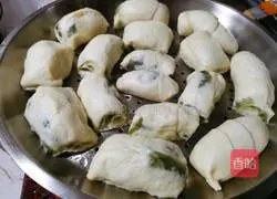 Illustration of how to make matcha flower rolls that cute babies love to eat 8