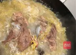 Illustration of how to stew large bone sticks with pickled cabbage 5