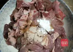 Illustration of how to make pork offal soup 3