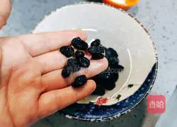 Illustration of how to make pumpkin and blackcurrant blossom steamed buns 8