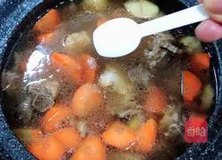 Illustration of how to make chestnut, radish and pork ribs soup (strengthening the spleen and kidneys) 11