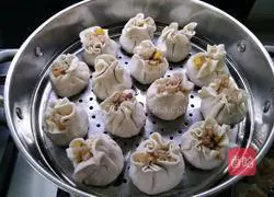 Illustration of how to make siomai 12