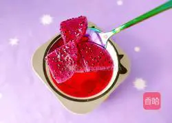 Illustration of how to make healthy dragon fruit sweet soup 1