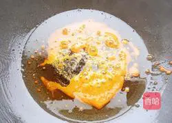 Illustration of how to roast pig's feet with peanuts 5