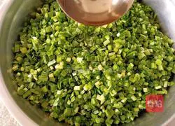 Illustration of how to make leek, shrimp skin and egg pot stickers 6