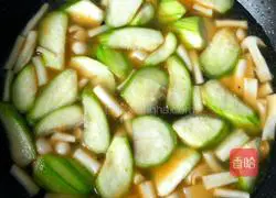 Illustration of how to make shrimp, luffa and mushroom soup 11