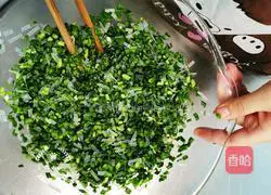 Illustration of how to make fried leek and egg vermicelli buns 3