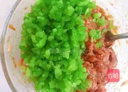 Illustration of how to make celery and pork dumplings 6