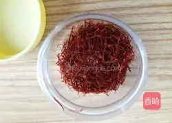 Illustration of how to make saffron and wolfberry water 1