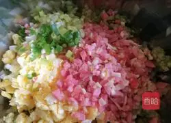 Illustration of how to make eggplant stuffed dumplings 4