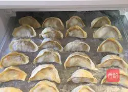 Illustration of how to make carrot, egg, vermicelli and fungus stuffed dumplings 7